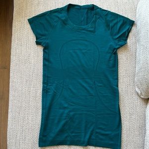 Lululemon / Swiftly Tech Short Sleeve / Size 6